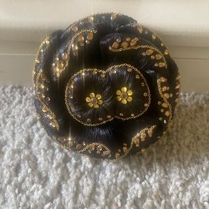 Hair bun and hair tie
